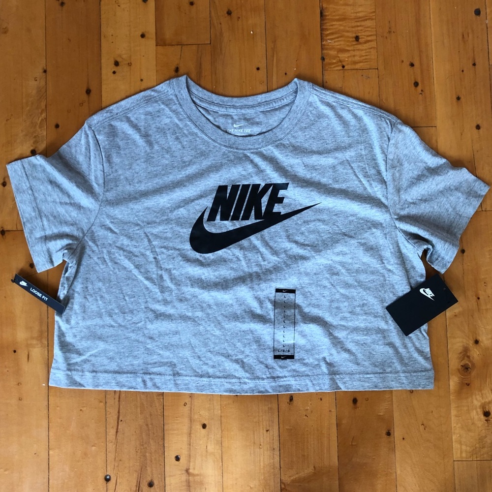 NIKE WOMENS BIG LOGO CROP TOP- LOOSE FIT